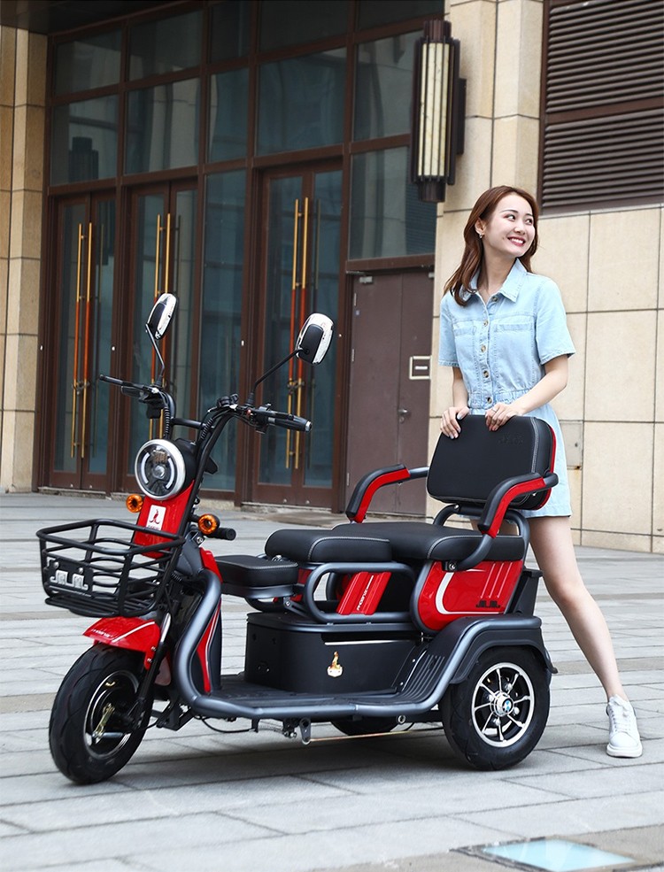定位双座电动车 Microlino Lite首发亮相