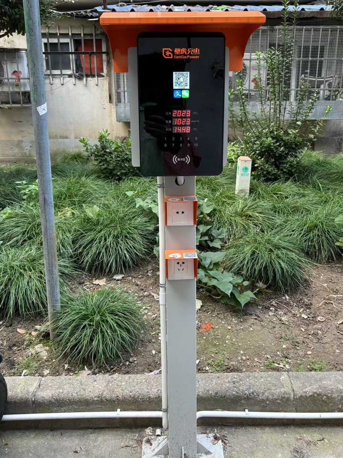秦海翔：增加老旧小区停车位/充电桩