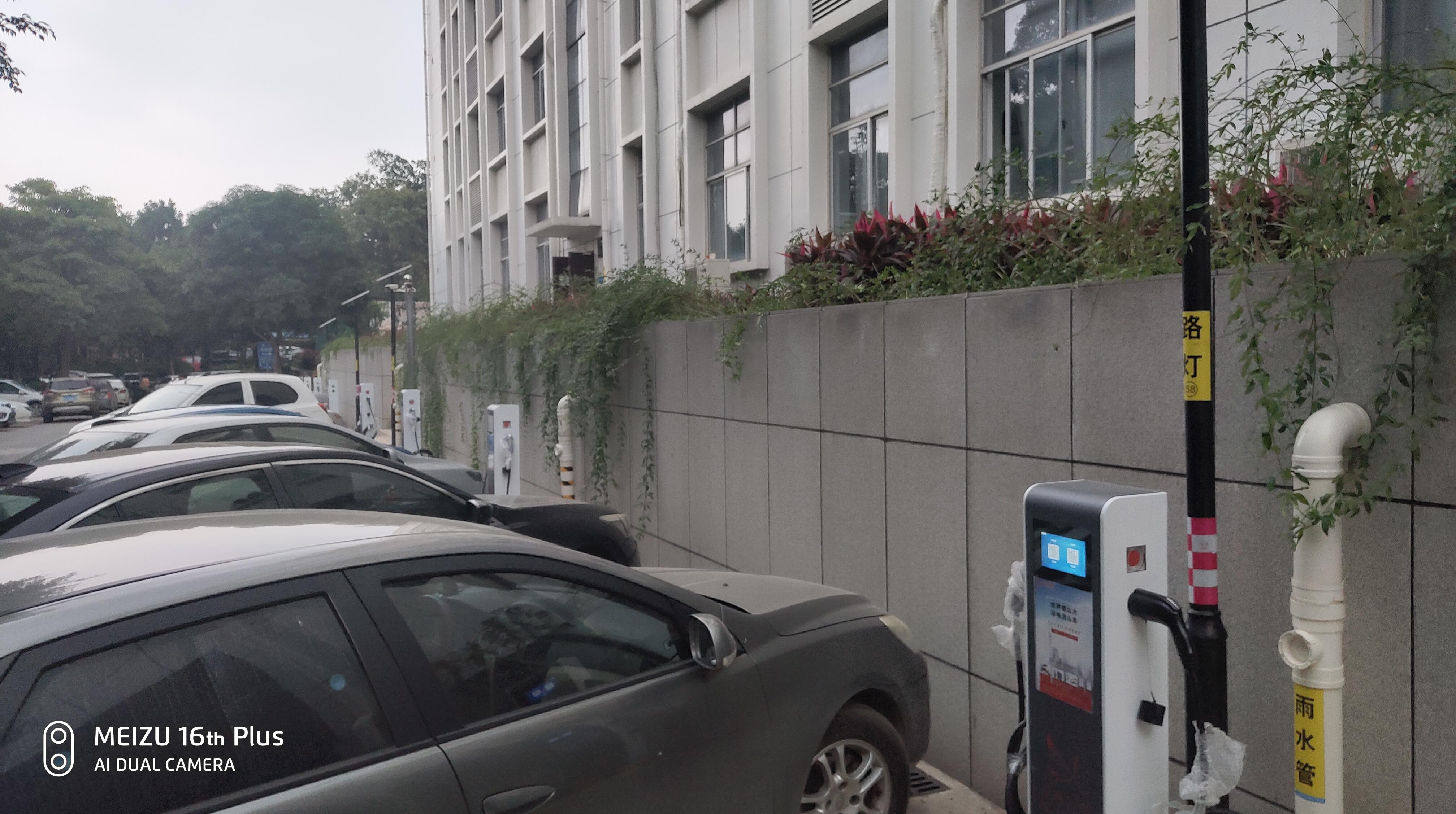 秦海翔：增加老旧小区停车位/充电桩