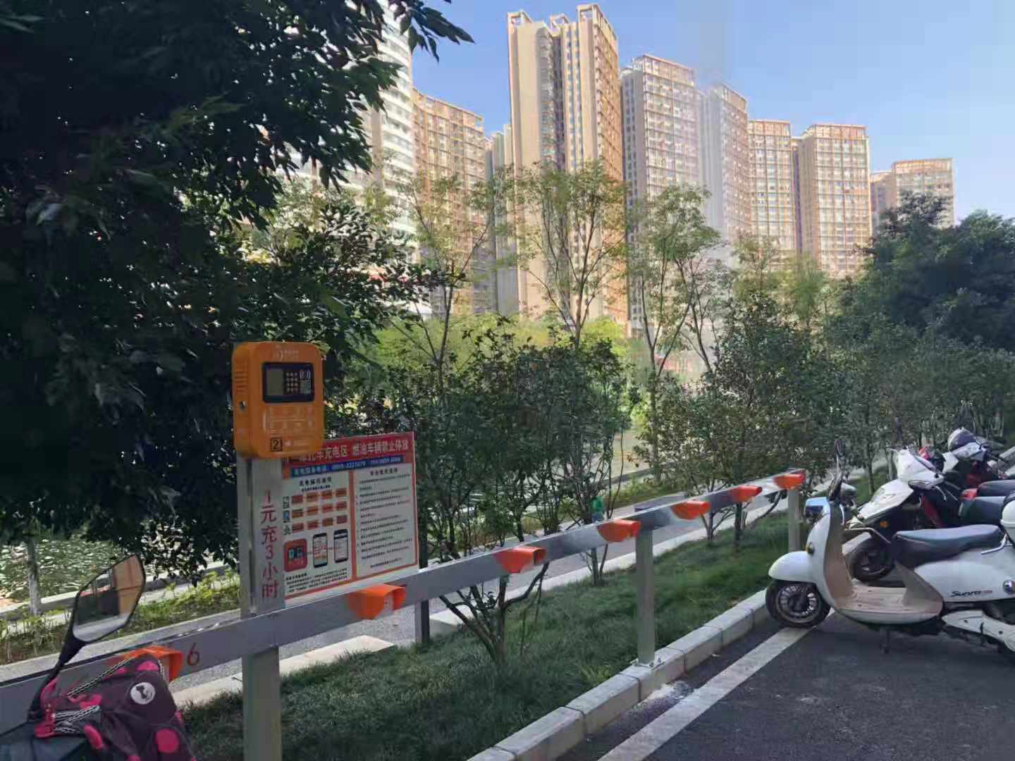 秦海翔：增加老旧小区停车位/充电桩