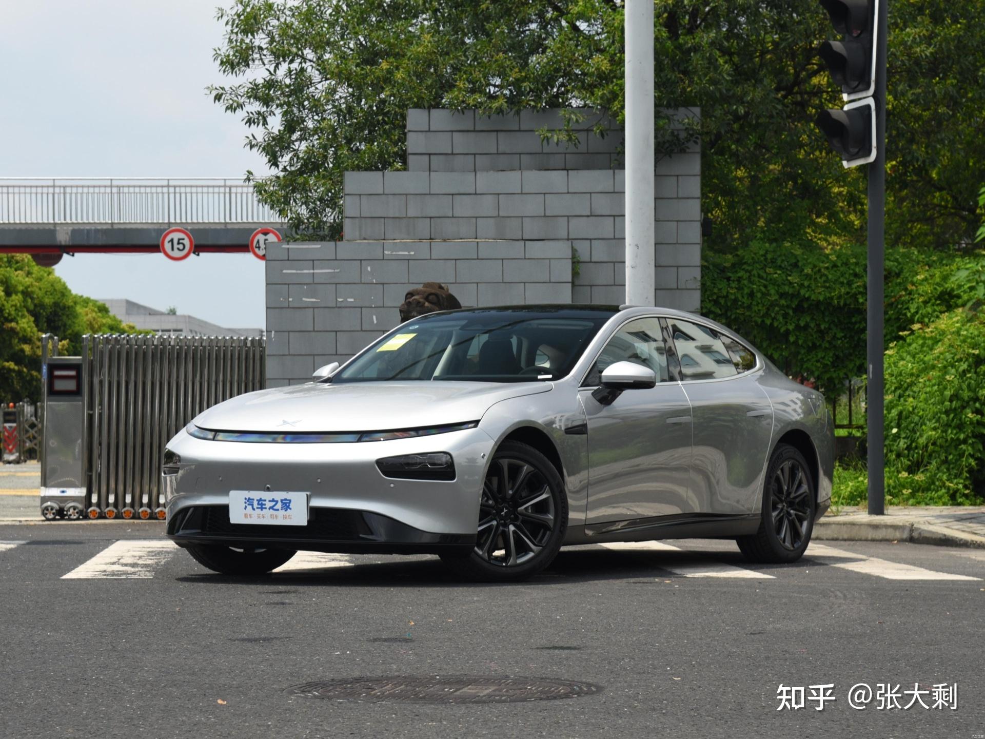 实拍！小米SU7实车内饰曝光：物理按键一键操控空调、尾翼